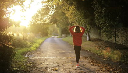 This Type of Walking Can Actually Soothe Knee Pain