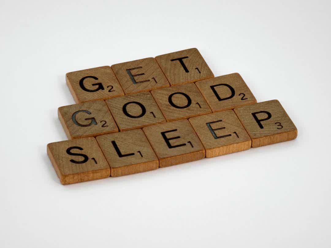 Unlock Better Sleep: Tips to Track Deep & REM Rest Effectively
